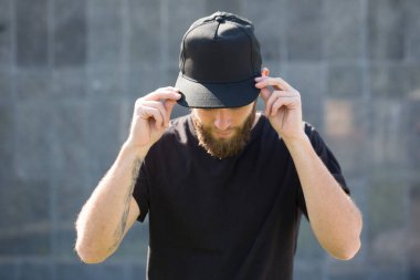 Hipster yakışıklı erkek model siyah boş bas giyen sakallı