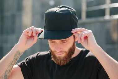 Hipster yakışıklı erkek model siyah boş bas giyen sakallı