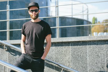 Hipster yakışıklı erkek model siyah boş t-s giyen sakallı