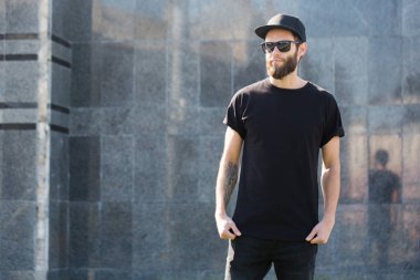 Hipster yakışıklı erkek model siyah boş t-s giyen sakallı