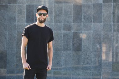 Hipster yakışıklı erkek model siyah boş t giyen sakallı-sh