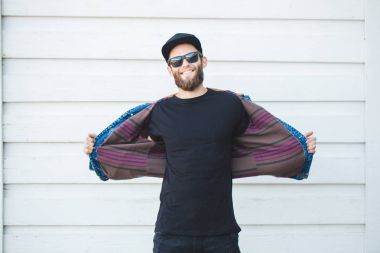 Hipster yakışıklı erkek model siyah boş t giyen sakallı-sh