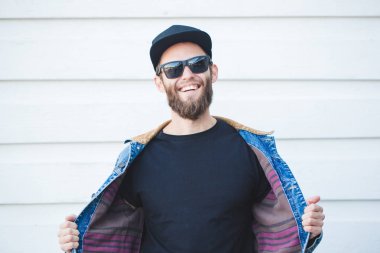 Hipster yakışıklı erkek model siyah boş t giyen sakallı-sh