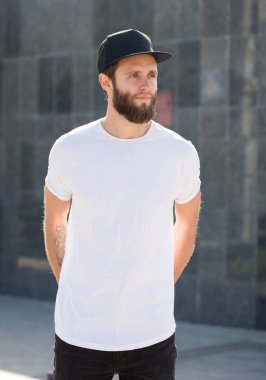 Hipster yakışıklı erkek model beyaz boş t-s giyen sakallı