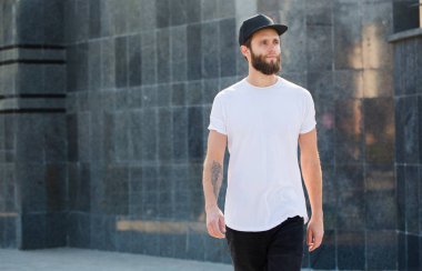 Hipster yakışıklı erkek model beyaz boş t-s giyen sakallı