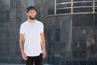 Hipster yakışıklı erkek model beyaz boş t-s giyen sakallı