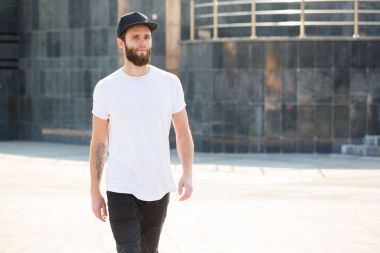 Hipster yakışıklı erkek model beyaz boş t-s giyen sakallı