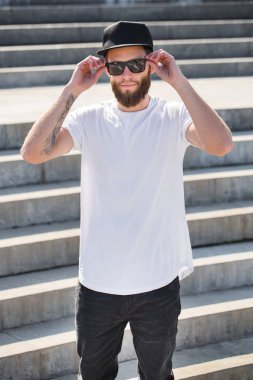 Hipster yakışıklı erkek model beyaz boş t-s giyen sakallı