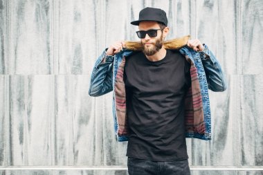 Hipster yakışıklı erkek model siyah boş t-s giyen sakallı