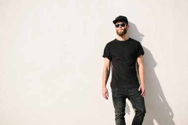 Hipster yakışıklı erkek model siyah boş t-s giyen sakallı