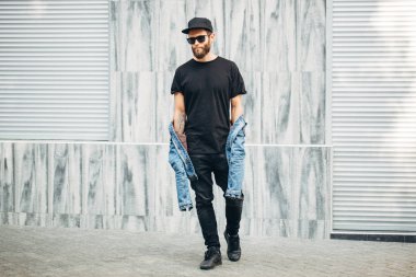Hipster yakışıklı erkek model siyah boş t-s giyen sakallı