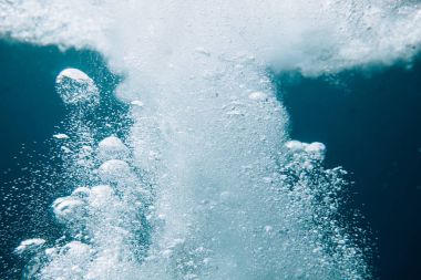 Kadar okyanus kabarcıkları ile su 