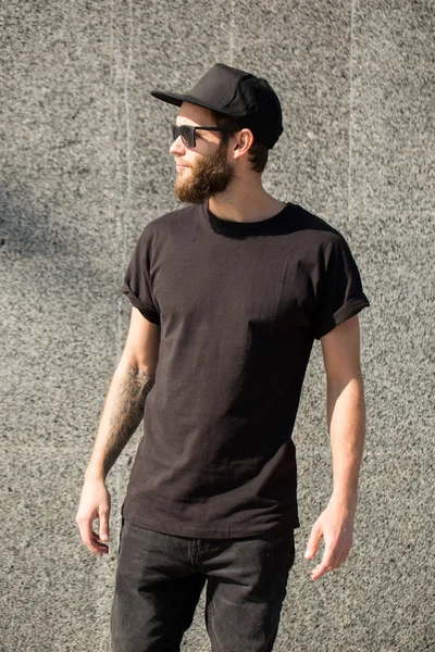 Hipster handsome male model with beard  wearing black blank  t-s — Stock Photo, Image