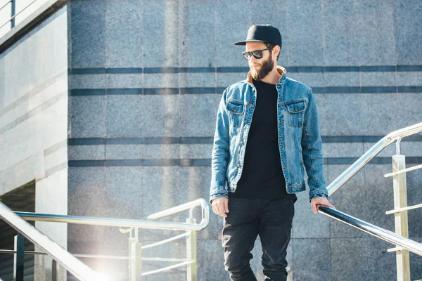 Hipster handsome male model with beard  wearing black blank  t-s — Stock Photo, Image