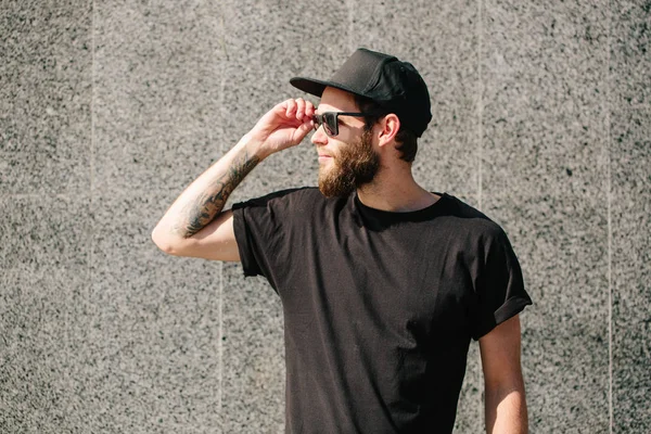Hipster modelo masculino bonito com barba vestindo t-s em branco preto — Fotografia de Stock