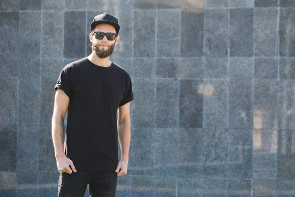 Hipster handsome male model with beard  wearing black blank t-sh — Stock Photo, Image