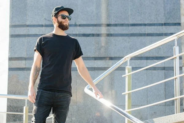 Hipster yakışıklı erkek model siyah boş t-s giyen sakallı