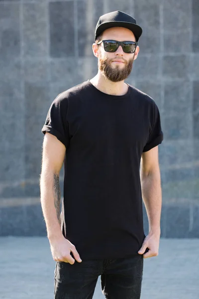 Hipster handsome male model with beard  wearing black blank  t-s — Stock Photo, Image