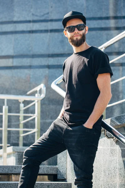 Hipster model mężczyzna przystojny z brodą na sobie czarny pusty t-s — Zdjęcie stockowe