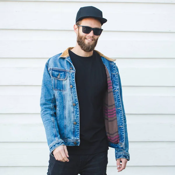 Hipster knappe mannelijke model met baard dragen zwarte lege t-sh — Stockfoto