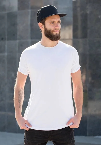 Hipster modelo masculino bonito com barba vestindo branco branco t-s — Fotografia de Stock