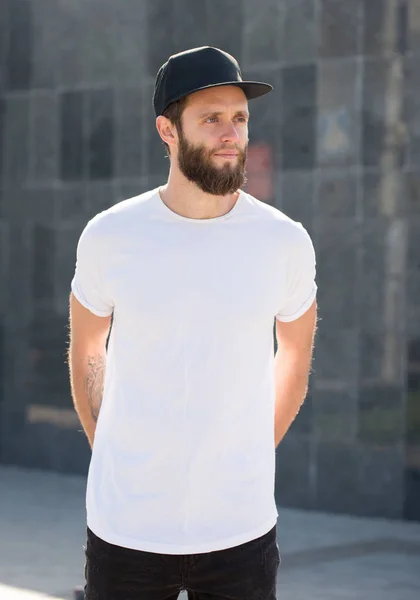 Hipster modelo masculino bonito com barba vestindo branco branco t-s — Fotografia de Stock