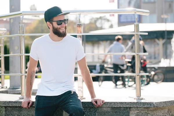 Hipster guapo modelo masculino con barba usando blanco en blanco t-s — Foto de Stock