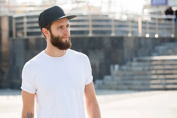 Hipster modelo masculino bonito com barba vestindo branco branco t-s — Fotografia de Stock