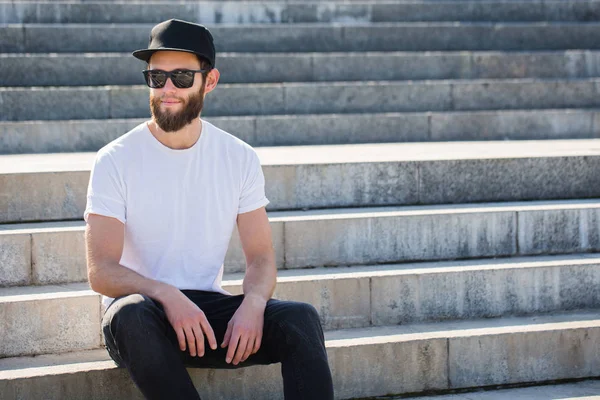 Hipster gutaussehendes männliches Modell mit Bart, das weiße Blanko-T-s trägt — Stockfoto