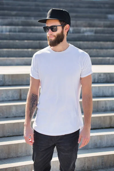 Hipster modelo masculino bonito com barba vestindo branco branco t-s — Fotografia de Stock