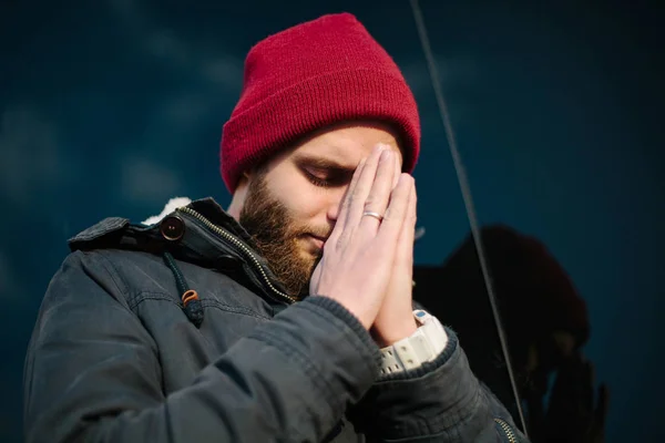 Hombre rezando a Dios fuera vistiendo ropa de invierno — Foto de Stock