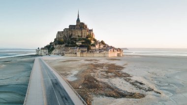Le Mont Saint Michel gelgit Island'da alacakaranlıkta güzel alacakaranlık,