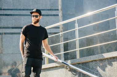 Hipster yakışıklı erkek model siyah boş t-shi giyen sakallı