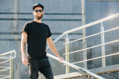 Hipster yakışıklı erkek model siyah boş t-shi giyen sakallı