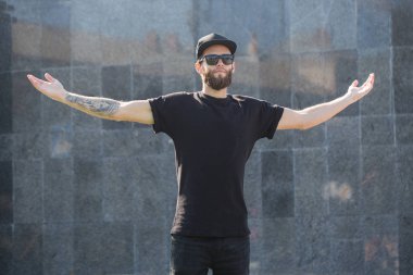 Tasarımınız için siyah t-shirt giyen yakışıklı adam