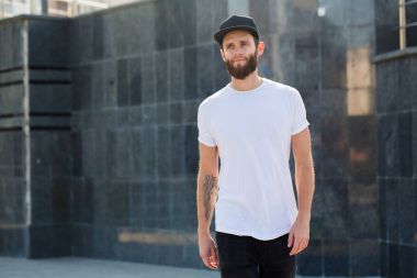 Hipster yakışıklı erkek model beyaz boş t-shi giyen sakallı