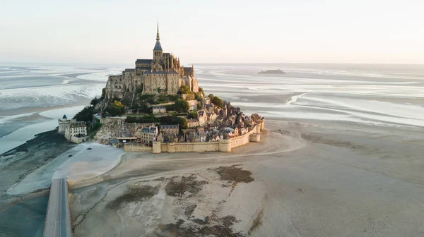 Wyspa pływowa Le Mont Saint Michel w piękny zmierzchu o zmierzchu, — Zdjęcie stockowe