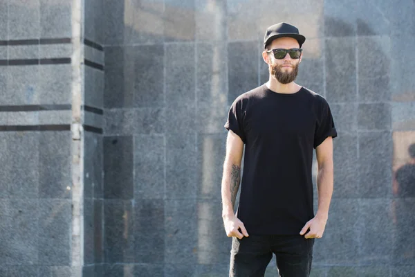 Hipster handsome male model with beard wearing black blank t-shi — Stock Photo, Image