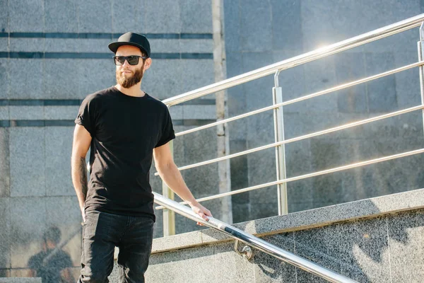 Hipster handsome male model with beard wearing black blank t-shi — Stock Photo, Image