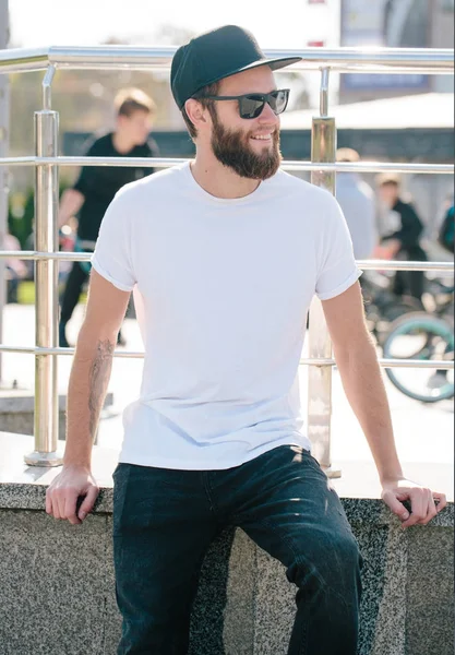 Hipster modelo masculino bonito com barba vestindo branco branco t-shi — Fotografia de Stock