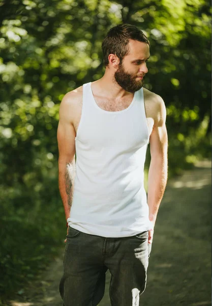 Hipster modelo masculino bonito com barba vestindo branco branco A-shi — Fotografia de Stock
