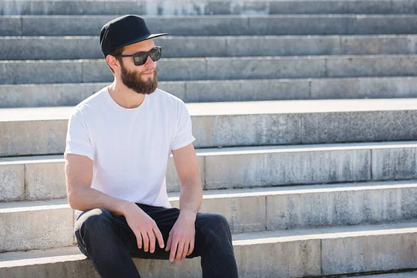 Hipster handsome male model with beard wearing white blank t-shi — Stock Photo, Image