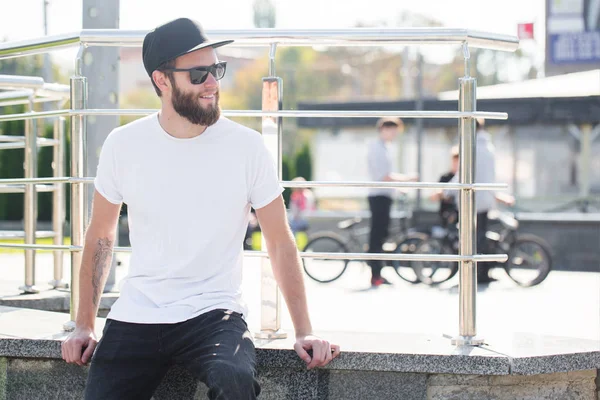 Hipster guapo modelo masculino con barba usando blanco en blanco t-shi — Foto de Stock