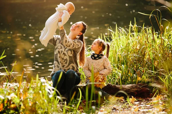 Feliz conceito de família. Mãe e crianças se divertindo no Autu — Fotografia de Stock