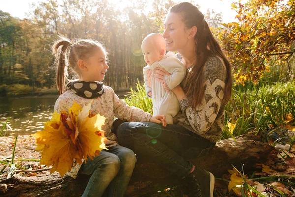 Feliz conceito de família. Mãe e crianças se divertindo no Autu — Fotografia de Stock