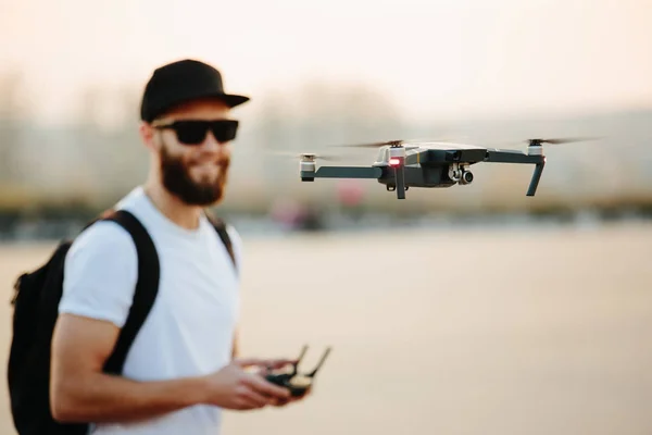 Homme opérant le drone par télécommande et s'amusant — Photo