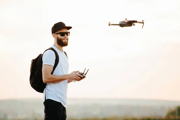 Homme opérant le drone par télécommande et s'amusant — Photo