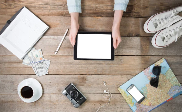 Mujer usando una tableta PC en el escritorio con un mapa del mundo y una co — Foto de Stock