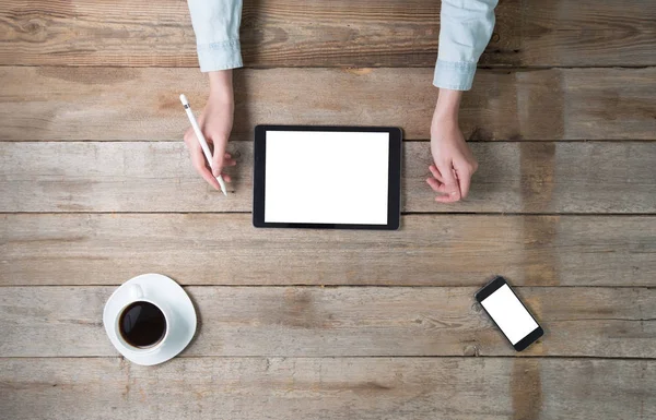 Mulher usando um tablet pc e um telefone na área de trabalho com isolamento — Fotografia de Stock