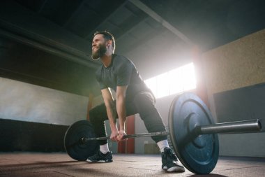 Crossfit spor salonunda egzersiz bir sakallı adam atlet